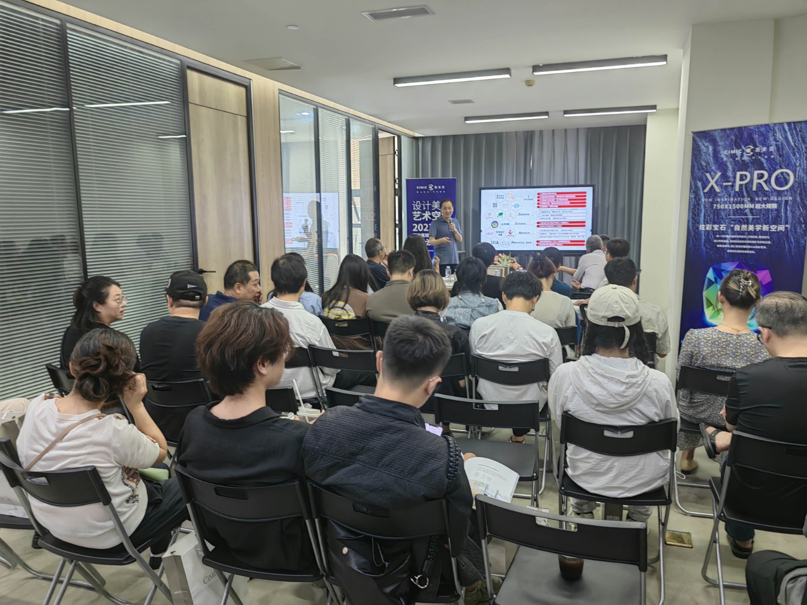 张国强 讲报告.jpg 张国强 讲报告.jpg