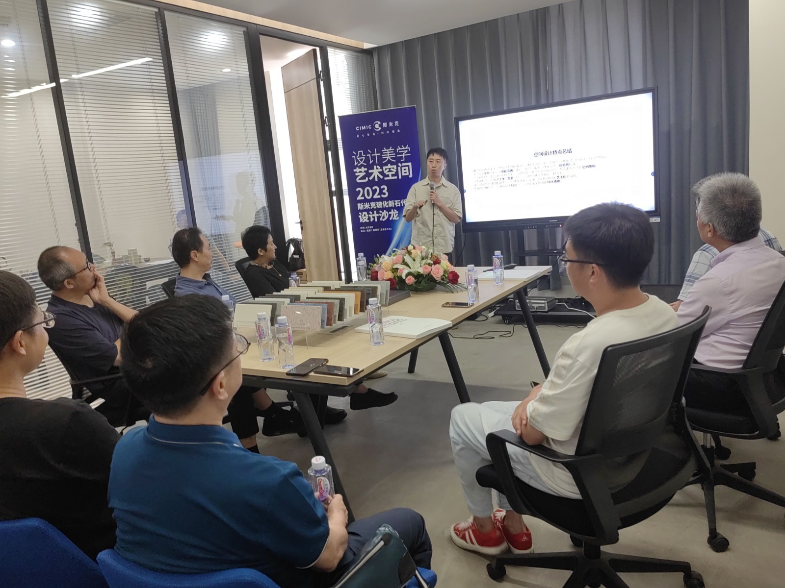 刘元 讲报告.jpg 刘元 讲报告.jpg