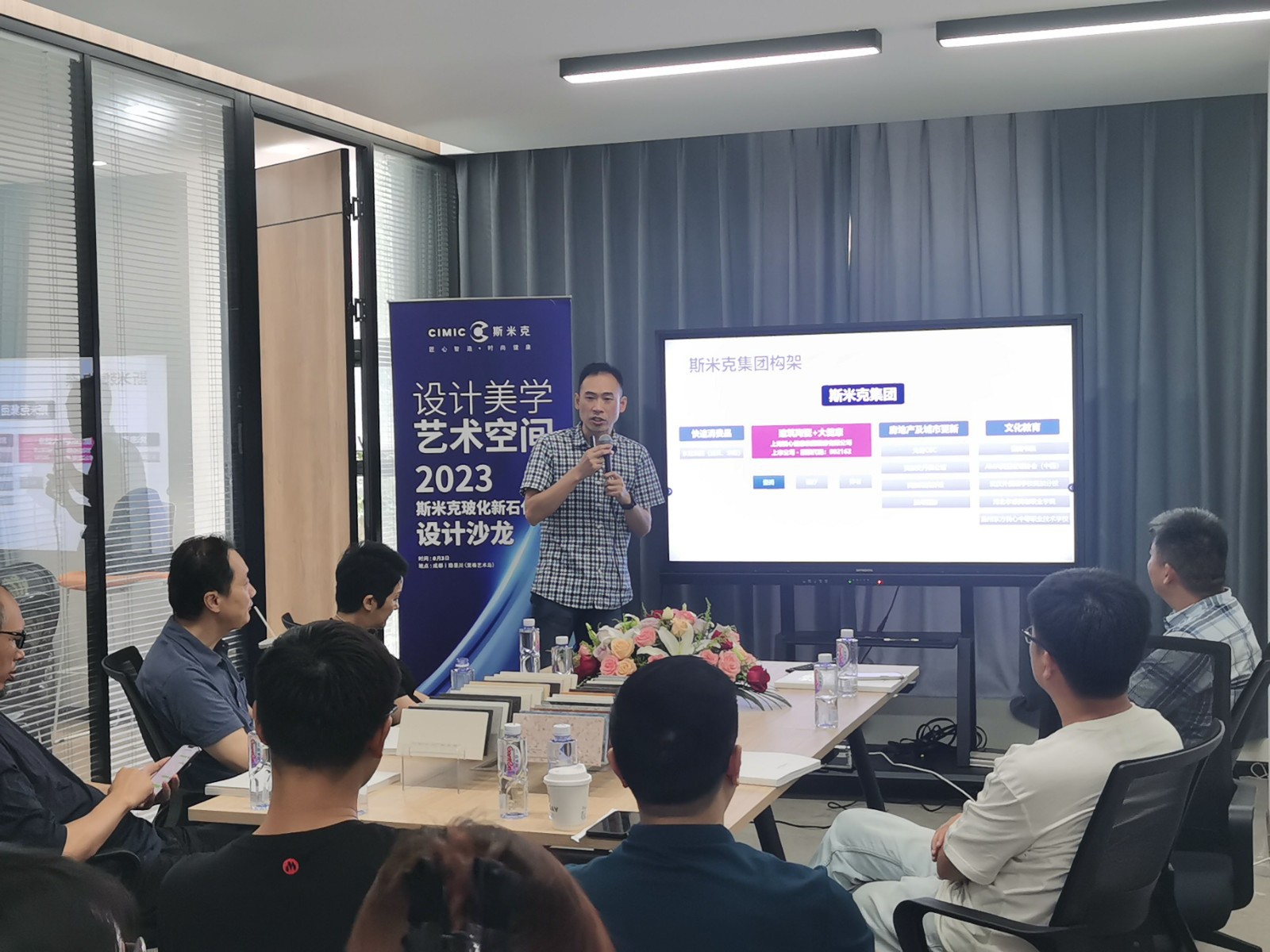 Michael 讲报告.jpg Michael 讲报告.jpg