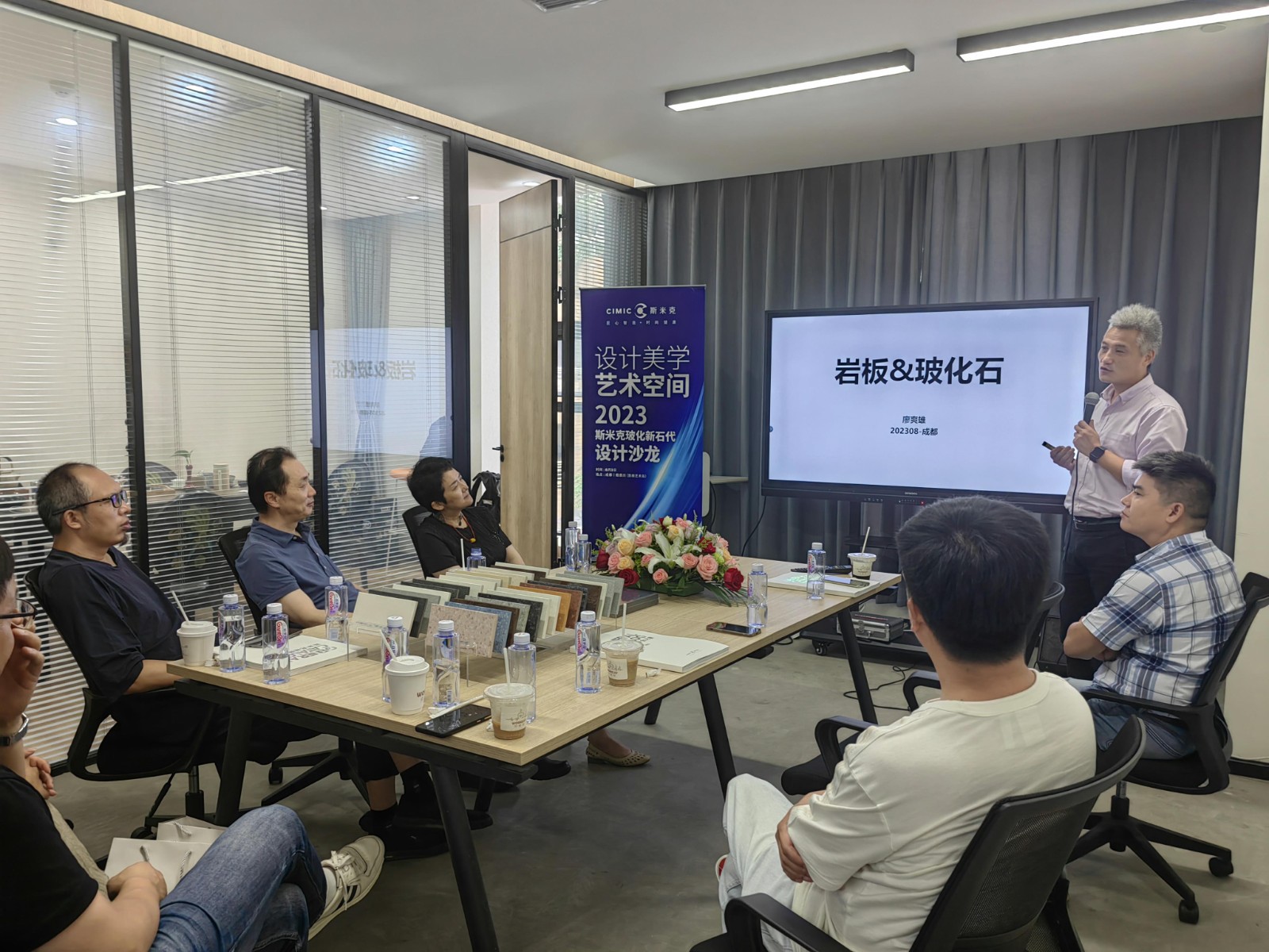 廖总 讲报告.jpg 廖总 讲报告.jpg