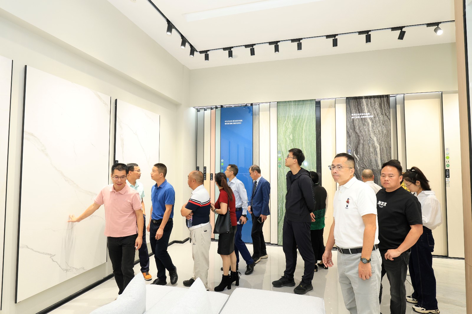 参观展厅1.jpg 参观展厅1.jpg